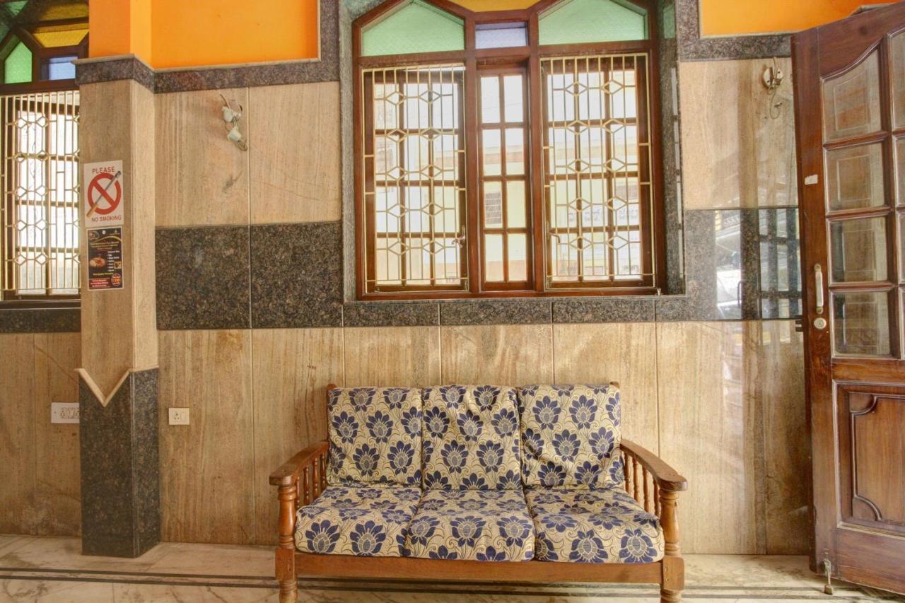 Spot On Radha Krishna Deluxe Lodge Near Cubbon Park Бангалор Екстериор снимка